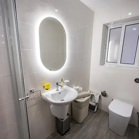 Guesthost - Breeze & Patio Comfort * Sliema