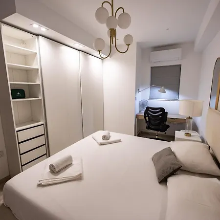 Guesthost - Breeze & Patio Comfort Апартаменты *