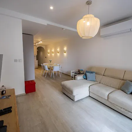 Guesthost - Breeze & Patio Comfort Sliema